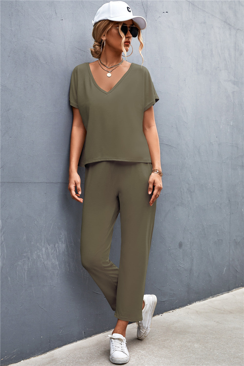 Solid Color And V-neck Short Sleeve Sports And Leisure Suit